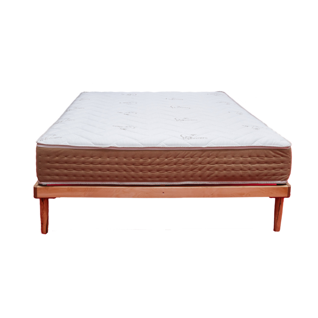 Materasso matrimoniale MORBIX su base in legno terracotta, vista frontale, sfondo bianco